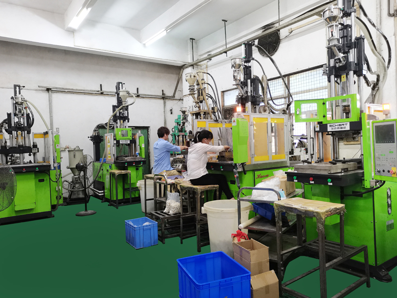 Vertical injection molding machine